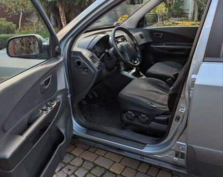 Зеленый Хендай Туксон, объемом двигателя 1.98 л и пробегом 200 тыс. км за 8000 $, фото 4 на Automoto.ua