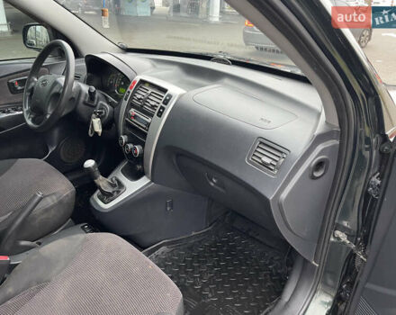 Зеленый Хендай Туксон, объемом двигателя 1.98 л и пробегом 295 тыс. км за 5950 $, фото 25 на Automoto.ua