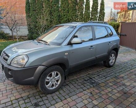Зеленый Хендай Туксон, объемом двигателя 1.98 л и пробегом 200 тыс. км за 8000 $, фото 1 на Automoto.ua