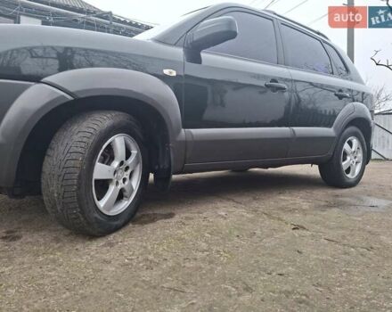 Зеленый Хендай Туксон, объемом двигателя 2 л и пробегом 228 тыс. км за 6500 $, фото 3 на Automoto.ua