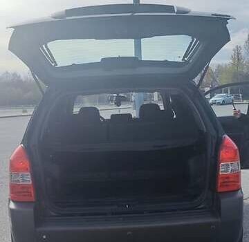 Зеленый Хендай Туксон, объемом двигателя 1.98 л и пробегом 220 тыс. км за 6800 $, фото 4 на Automoto.ua