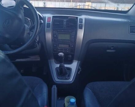 Зеленый Хендай Туксон, объемом двигателя 1.98 л и пробегом 146 тыс. км за 10000 $, фото 6 на Automoto.ua