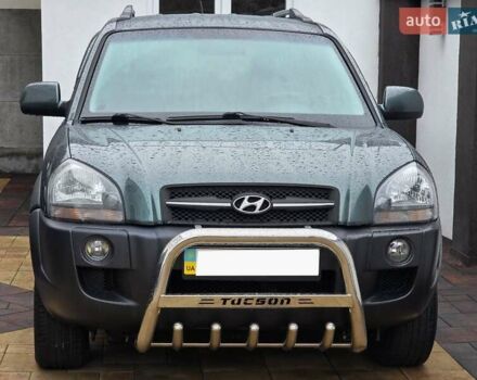 Зеленый Хендай Туксон, объемом двигателя 2 л и пробегом 109 тыс. км за 10700 $, фото 2 на Automoto.ua