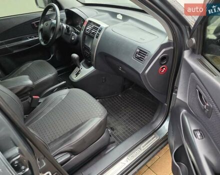 Зеленый Хендай Туксон, объемом двигателя 2 л и пробегом 109 тыс. км за 10700 $, фото 3 на Automoto.ua