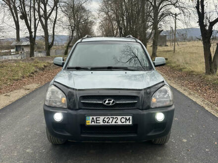 Зеленый Хендай Туксон, объемом двигателя 1.98 л и пробегом 190 тыс. км за 6150 $, фото 1 на Automoto.ua