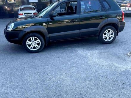 Зеленый Хендай Туксон, объемом двигателя 2 л и пробегом 317 тыс. км за 5700 $, фото 1 на Automoto.ua