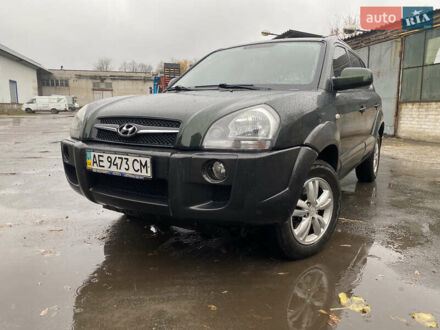 Зеленый Хендай Туксон, объемом двигателя 2 л и пробегом 220 тыс. км за 8800 $, фото 1 на Automoto.ua