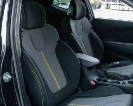 Черный Хендай Велостер, объемом двигателя 1.6 л и пробегом 89 тыс. км за 9000 $, фото 12 на Automoto.ua