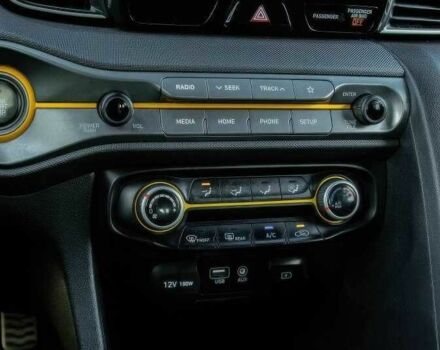 Черный Хендай Велостер, объемом двигателя 1.6 л и пробегом 89 тыс. км за 9000 $, фото 9 на Automoto.ua