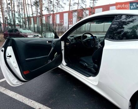 Белый Хендай Genesis Coupe, объемом двигателя 2 л и пробегом 196 тыс. км за 9800 $, фото 6 на Automoto.ua