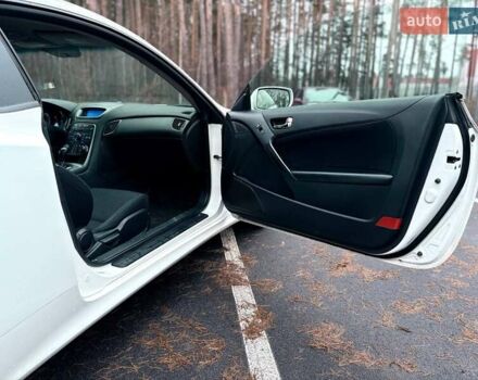Белый Хендай Genesis Coupe, объемом двигателя 2 л и пробегом 196 тыс. км за 9800 $, фото 7 на Automoto.ua