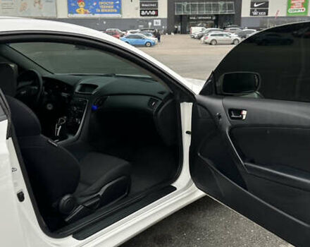 Белый Хендай Genesis Coupe, объемом двигателя 2 л и пробегом 269 тыс. км за 8700 $, фото 8 на Automoto.ua