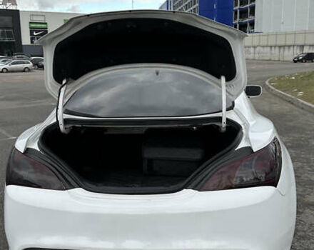 Белый Хендай Genesis Coupe, объемом двигателя 2 л и пробегом 269 тыс. км за 8700 $, фото 9 на Automoto.ua