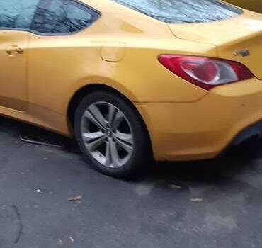 Желтый Хендай Genesis Coupe, объемом двигателя 2 л и пробегом 253 тыс. км за 10000 $, фото 3 на Automoto.ua