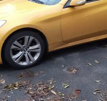Желтый Хендай Genesis Coupe, объемом двигателя 2 л и пробегом 253 тыс. км за 10000 $, фото 2 на Automoto.ua