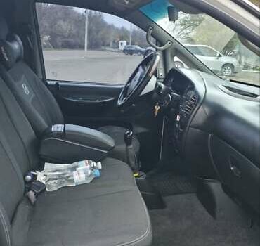 Белый Хендай H-1, объемом двигателя 2.5 л и пробегом 360 тыс. км за 4500 $, фото 5 на Automoto.ua