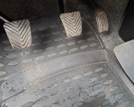 Белый Хендай H-1, объемом двигателя 2.5 л и пробегом 348 тыс. км за 4300 $, фото 14 на Automoto.ua