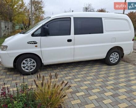 Белый Хендай H-1, объемом двигателя 2.5 л и пробегом 348 тыс. км за 4300 $, фото 6 на Automoto.ua