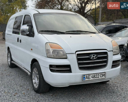 Білий Хендай H-1, об'ємом двигуна 2.4 л та пробігом 235 тис. км за 3999 $, фото 3 на Automoto.ua