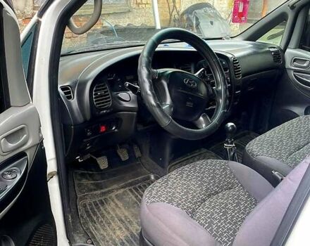 Белый Хендай H-1, объемом двигателя 2.5 л и пробегом 160 тыс. км за 2000 $, фото 1 на Automoto.ua