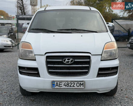 Білий Хендай H-1, об'ємом двигуна 2.4 л та пробігом 235 тис. км за 3999 $, фото 4 на Automoto.ua