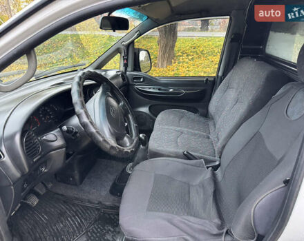 Белый Хендай H-1, объемом двигателя 2.48 л и пробегом 530 тыс. км за 6000 $, фото 10 на Automoto.ua