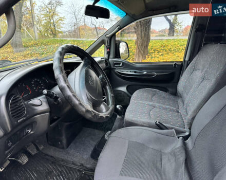 Белый Хендай H-1, объемом двигателя 2.48 л и пробегом 530 тыс. км за 6000 $, фото 5 на Automoto.ua