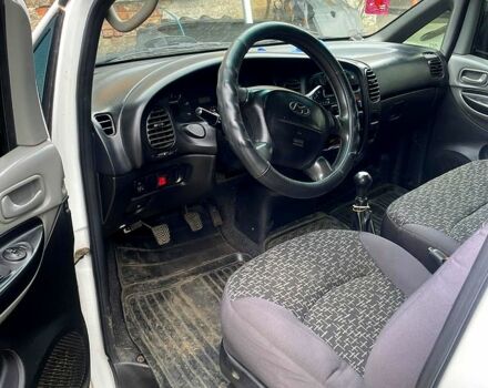 Білий Хендай H-1, об'ємом двигуна 2.5 л та пробігом 160 тис. км за 2000 $, фото 2 на Automoto.ua