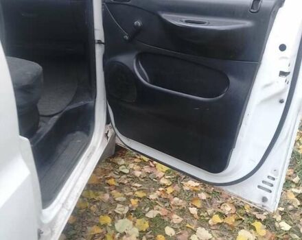 Белый Хендай H-1, объемом двигателя 2.5 л и пробегом 227 тыс. км за 2500 $, фото 12 на Automoto.ua