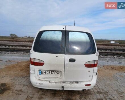 Белый Хендай H-1, объемом двигателя 2.5 л и пробегом 426 тыс. км за 4800 $, фото 3 на Automoto.ua