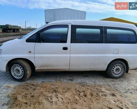 Белый Хендай H-1, объемом двигателя 2.5 л и пробегом 426 тыс. км за 4800 $, фото 1 на Automoto.ua