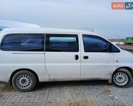 Белый Хендай H-1, объемом двигателя 2.5 л и пробегом 426 тыс. км за 4800 $, фото 2 на Automoto.ua