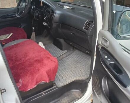 Белый Хендай H-1, объемом двигателя 2.5 л и пробегом 419 тыс. км за 4700 $, фото 3 на Automoto.ua