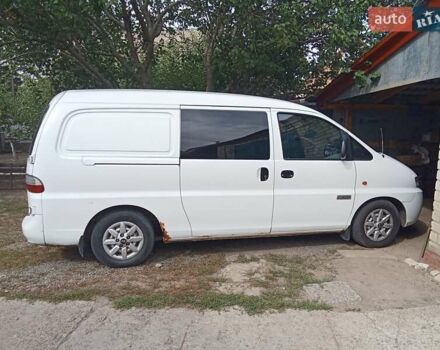 Белый Хендай H-1, объемом двигателя 2.5 л и пробегом 419 тыс. км за 4700 $, фото 1 на Automoto.ua