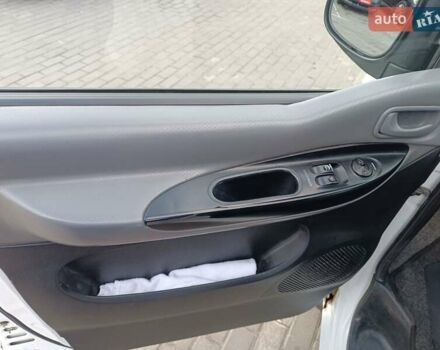 Белый Хендай H-1, объемом двигателя 2.5 л и пробегом 258 тыс. км за 4950 $, фото 9 на Automoto.ua