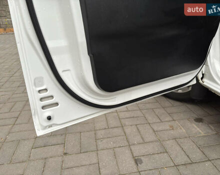 Белый Хендай H-1, объемом двигателя 2.48 л и пробегом 149 тыс. км за 5500 $, фото 8 на Automoto.ua