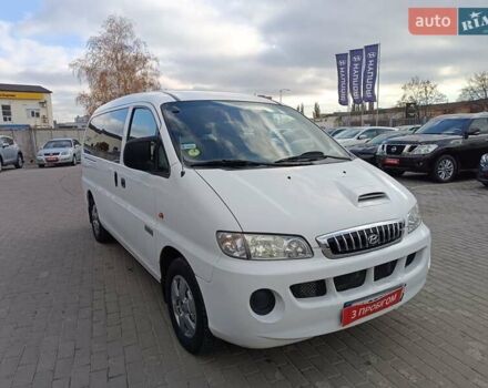 Белый Хендай H-1, объемом двигателя 2.5 л и пробегом 258 тыс. км за 4950 $, фото 2 на Automoto.ua