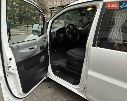 Белый Хендай H-1, объемом двигателя 2.48 л и пробегом 149 тыс. км за 5500 $, фото 12 на Automoto.ua