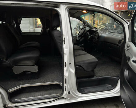 Белый Хендай H-1, объемом двигателя 2.48 л и пробегом 149 тыс. км за 5500 $, фото 6 на Automoto.ua