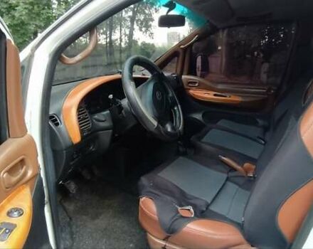 Белый Хендай H-1, объемом двигателя 2.5 л и пробегом 299 тыс. км за 3333 $, фото 7 на Automoto.ua