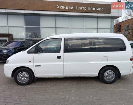 Белый Хендай H-1, объемом двигателя 2.5 л и пробегом 258 тыс. км за 4950 $, фото 3 на Automoto.ua