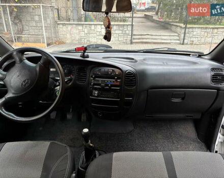 Белый Хендай H-1, объемом двигателя 2.48 л и пробегом 149 тыс. км за 5500 $, фото 4 на Automoto.ua