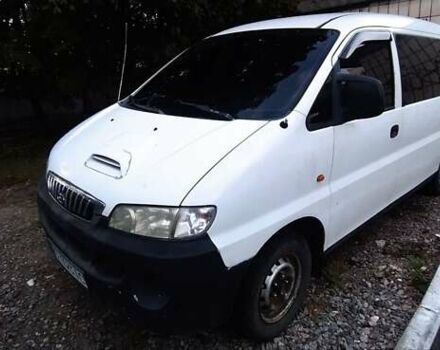 Белый Хендай H-1, объемом двигателя 2.5 л и пробегом 299 тыс. км за 3333 $, фото 2 на Automoto.ua