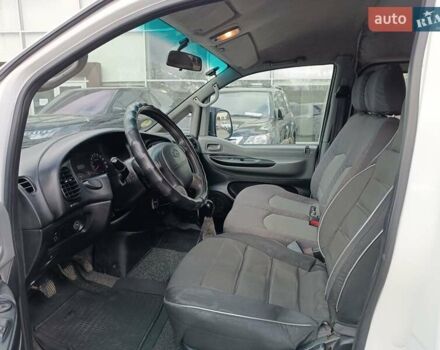 Белый Хендай H-1, объемом двигателя 2.5 л и пробегом 258 тыс. км за 4950 $, фото 8 на Automoto.ua