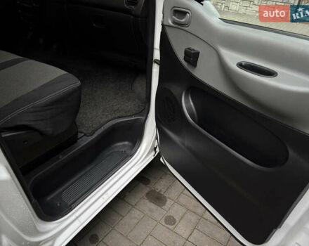 Белый Хендай H-1, объемом двигателя 2.48 л и пробегом 149 тыс. км за 5500 $, фото 5 на Automoto.ua