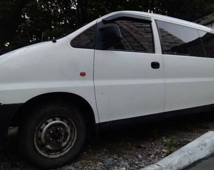 Белый Хендай H-1, объемом двигателя 2.5 л и пробегом 299 тыс. км за 3333 $, фото 3 на Automoto.ua