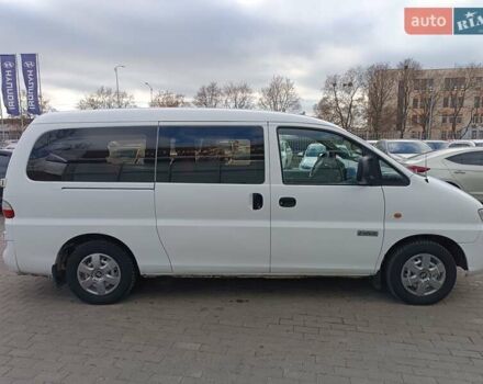 Белый Хендай H-1, объемом двигателя 2.5 л и пробегом 258 тыс. км за 4950 $, фото 7 на Automoto.ua