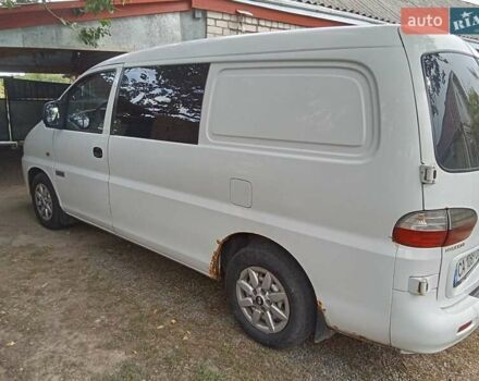 Белый Хендай H-1, объемом двигателя 2.5 л и пробегом 419 тыс. км за 4700 $, фото 4 на Automoto.ua