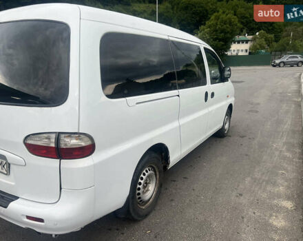 Белый Хендай H-1, объемом двигателя 2.5 л и пробегом 320 тыс. км за 3900 $, фото 3 на Automoto.ua