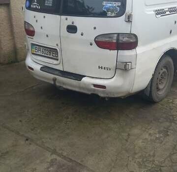 Белый Хендай H-1, объемом двигателя 2.5 л и пробегом 288 тыс. км за 5500 $, фото 2 на Automoto.ua